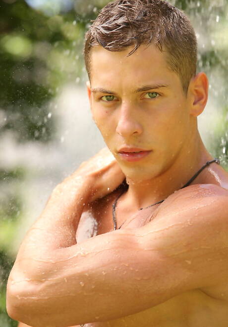 Hungarian beefy Jim Kerouac jack off his dick in hot shower