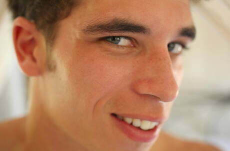 Amerykański przystojniak Austin Merrick masturbuje się