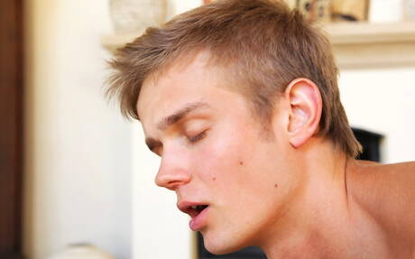 Der heiße ungarische Twink Tom Pollock und der tschechische Superhengst Scott Reeves lutschen und ficken sich gegenseitig