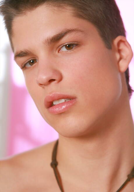 肌肉男利奧辛普森裸體擺造型，露出臀部