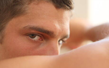 Czeski husky Ariel Vanean pozuje nago i pokazuje ciasny tyłek