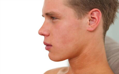 El jovencito caliente Benjamin se desnuda y muestra su culo caliente