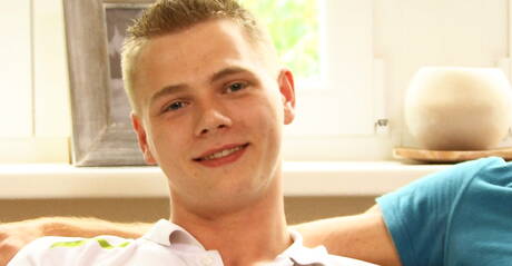 Starker Bulle Rolf Glinski neckt seinen Schwanz