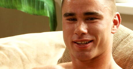 Starker Bulle Rolf Glinski neckt seinen Schwanz