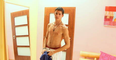 Junger Kerl Marc beim Wichsen