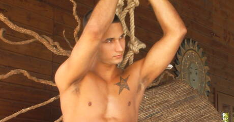 El chico husky Dan Arlett se divierte al aire libre