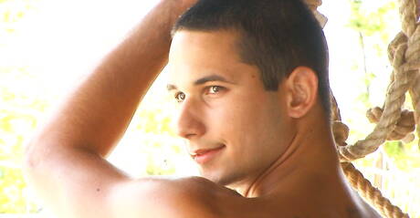 El chico husky Dan Arlett se divierte al aire libre