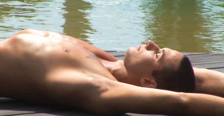 El chico husky Dan Arlett se divierte al aire libre