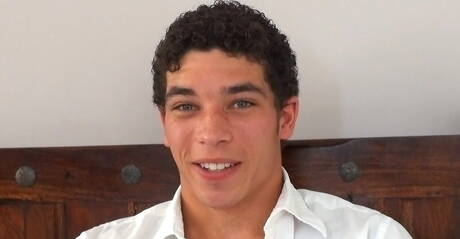 Latino-spierbundel Austin Merrick trekt zijn pik af