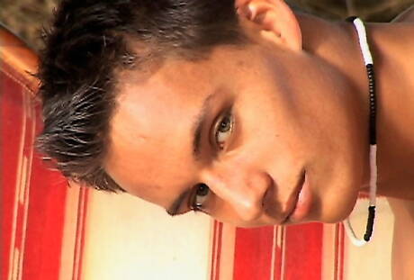 Knappe kerel Jean Marokko masturbeert buiten