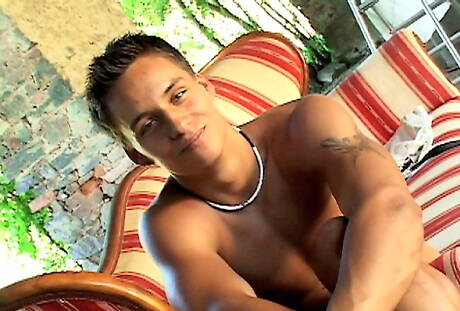 Knappe kerel Jean Marokko masturbeert buiten