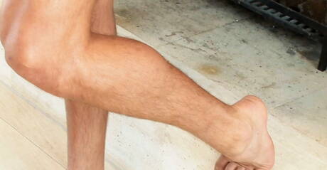 Amerykański przystojniak Mick Lovell bawi się penisem