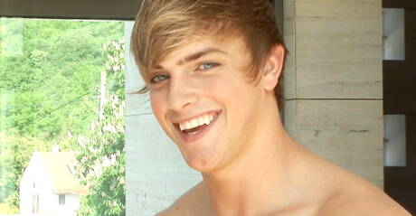 Amerykański przystojniak Mick Lovell bawi się penisem