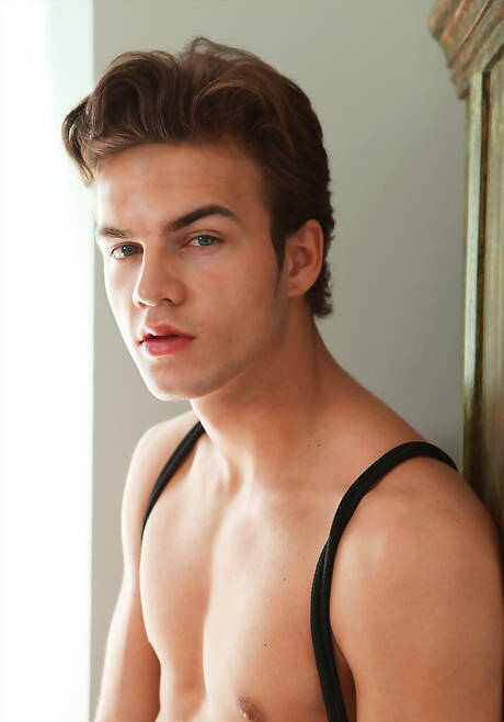 Der starke Bulle Corey Stark posiert nackt und zeigt heißen Hintern