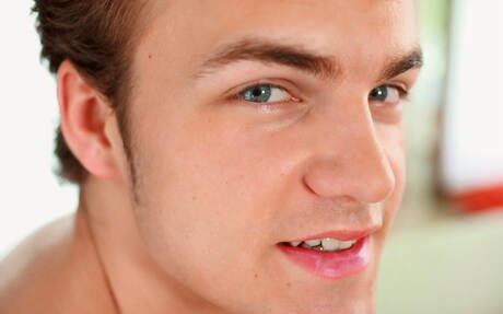 Der starke Bulle Corey Stark posiert nackt und zeigt heißen Hintern