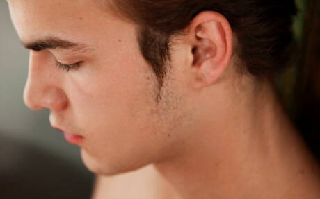 Der starke Bulle Corey Stark posiert nackt und zeigt heißen Hintern