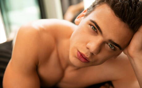 Słowacki przystojniak Joaquin Arrenas pozuje nago i pokazuje tyłek