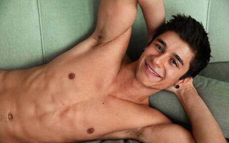 O gostosão latino Sonny Haskell fica nu e mostra uma bela bunda