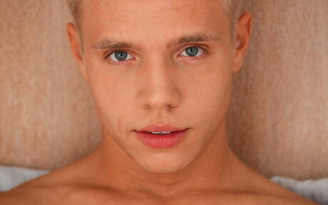 匈牙利帥哥 Robin Rief 在熱水淋浴中自慰