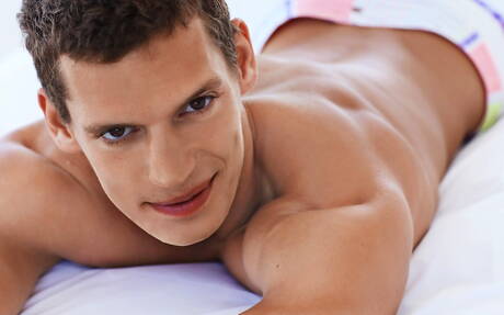 El hombre fuerte checo Jean-Daniel se masturba