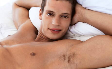 El hombre fuerte checo Jean-Daniel se masturba