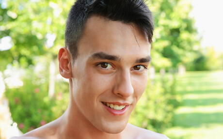 Der muskulöse Axel Menard posiert nackt und zeigt draußen seinen knackigen Hintern