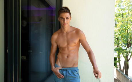 スタッドベニハムリンはヌードポーズをとり、屋外でタイトなお尻を披露します