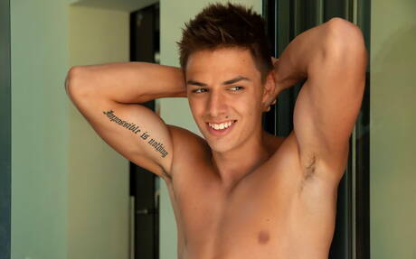 スタッドベニハムリンはヌードポーズをとり、屋外でタイトなお尻を披露します