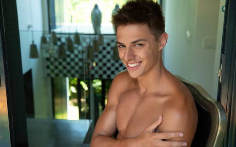 スタッドベニハムリンはヌードポーズをとり、屋外でタイトなお尻を披露します