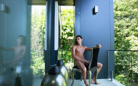 スタッドベニハムリンはヌードポーズをとり、屋外でタイトなお尻を披露します