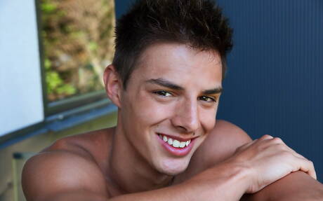 スタッドベニハムリンはヌードポーズをとり、屋外でタイトなお尻を披露します