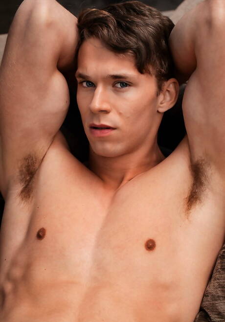 Silny byk Neil Segal pokazuje silne ciało