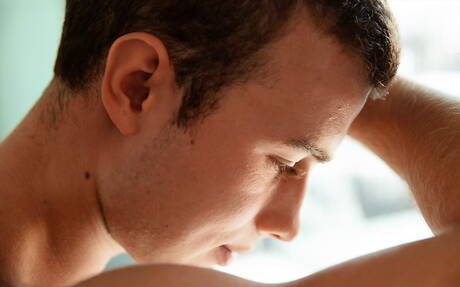 Kulturysta Ethan Parish rozbiera się i pokazuje ładny tyłek