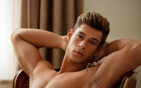 Strong bull Zac Haynes posing naked and showing his ass