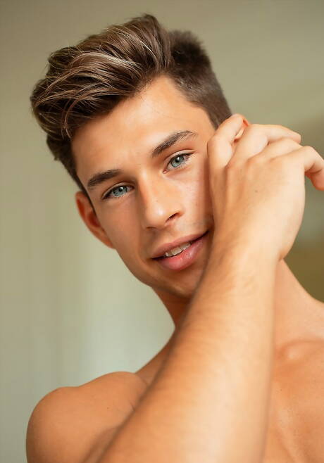 Strong bull Zac Haynes posing naked and showing his ass