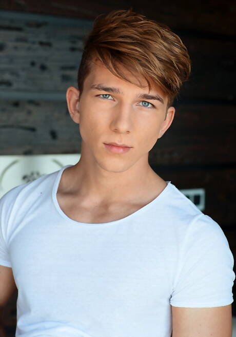 Bodybuilder Eli Baruchel get naked and showing his butt