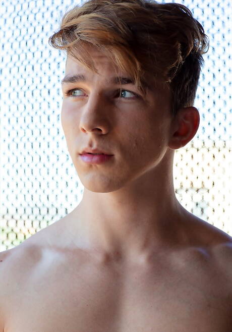 Bodybuilder Eli Baruchel get naked and showing his butt