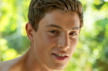 El musculoso Mason Durant posando desnudo y mostrando su culo apretado al aire libre