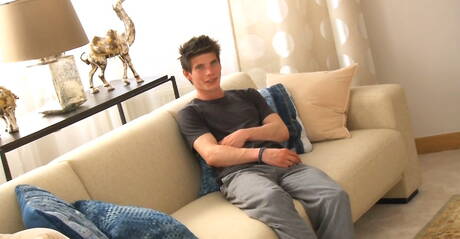 捷克年輕人托尼·康拉德用他的雞巴自慰