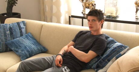 捷克年輕人托尼·康拉德用他的雞巴自慰