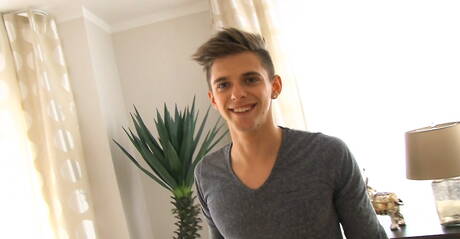 捷克年輕人托尼·康拉德用他的雞巴自慰