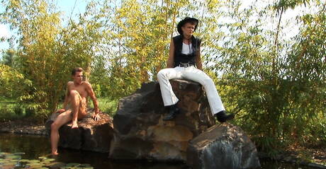 Le jeune Hongrois Tom Pollock se branle à la piscine