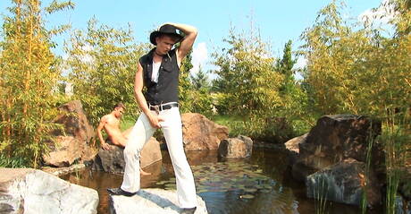 Le jeune Hongrois Tom Pollock se branle à la piscine