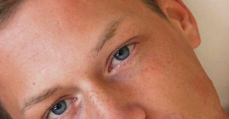 El musculoso checo Brian Jovovich se burla de su polla al aire libre