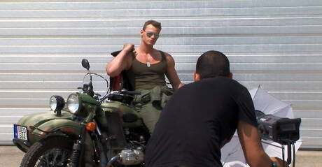 Der gut gebaute Tscheche Ryan Kutcher wichst seinen Schwanz im Freien