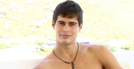 Der tschechische Superhengst Rocco Alfieri neckt seinen Schwanz unter der Dusche