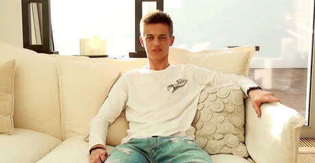 Der junge Amerikaner Timothy Drake spielt mit einem Schwanz