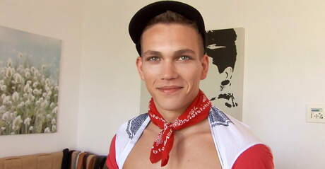 El guapo checo Scott Bennet se masturba al aire libre