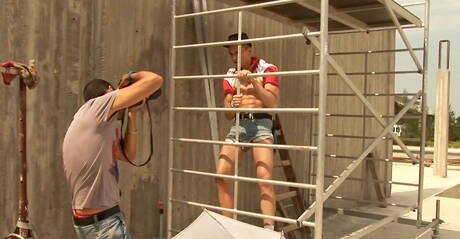 El guapo checo Scott Bennet se masturba al aire libre