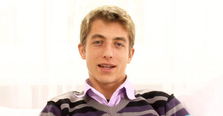 Ładny chłopak Cooper pozuje nago i pokazuje ciasny tyłek